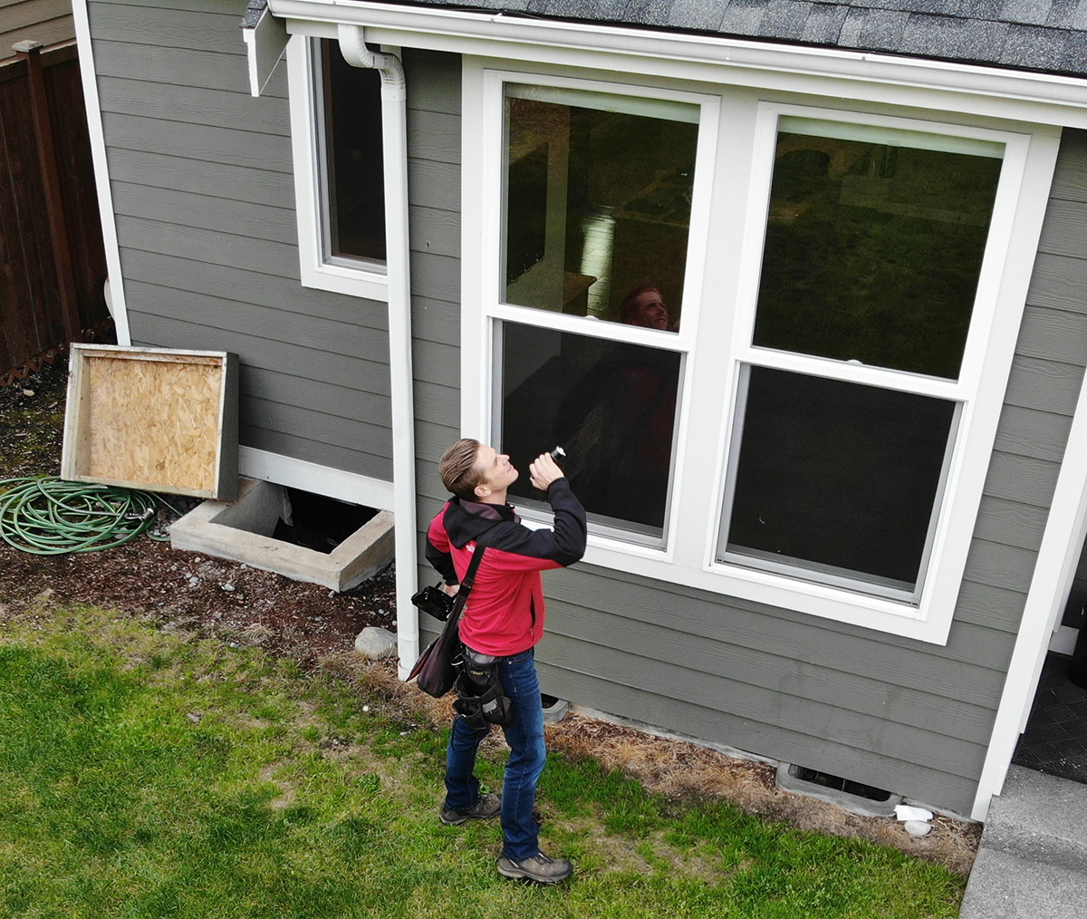 Keven Swartz preforming an inspection on the interior of a house.